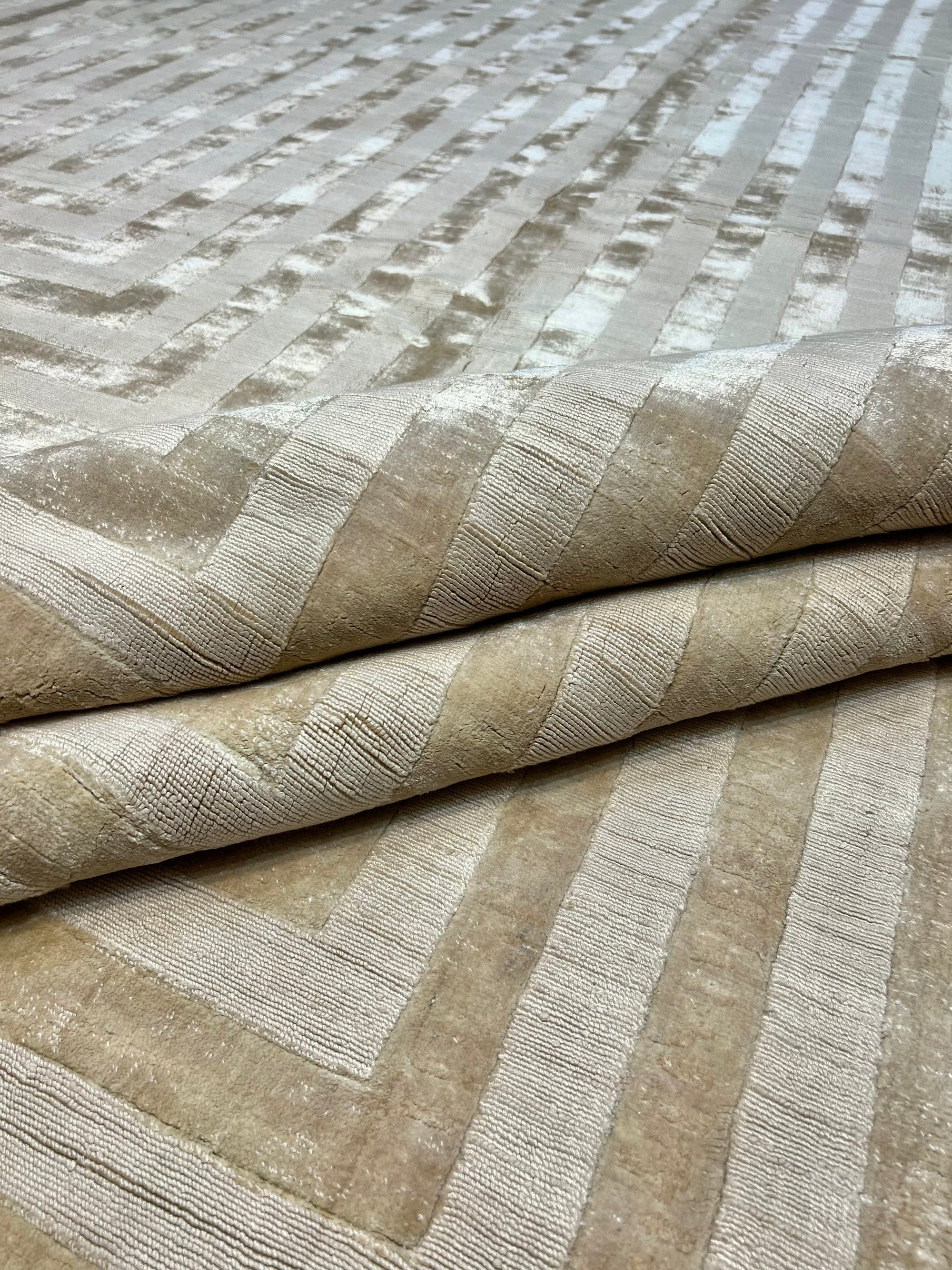 Ziegler & Co. Modern Loop Cut 24289