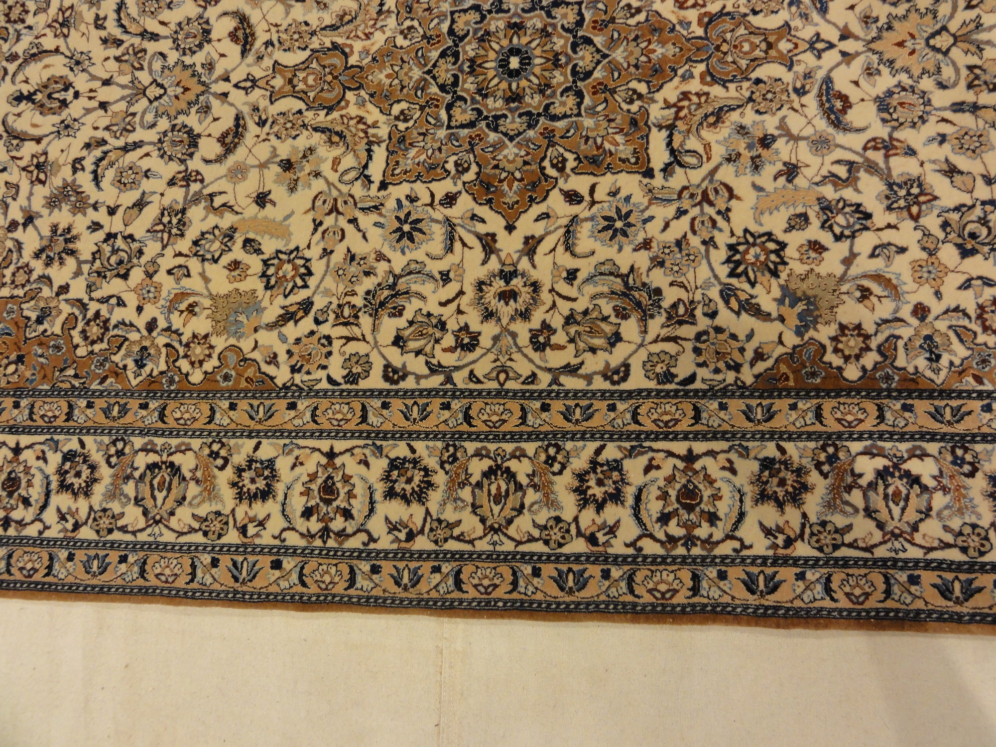 30062 Fine vintage Habibian Nain with Medallian
