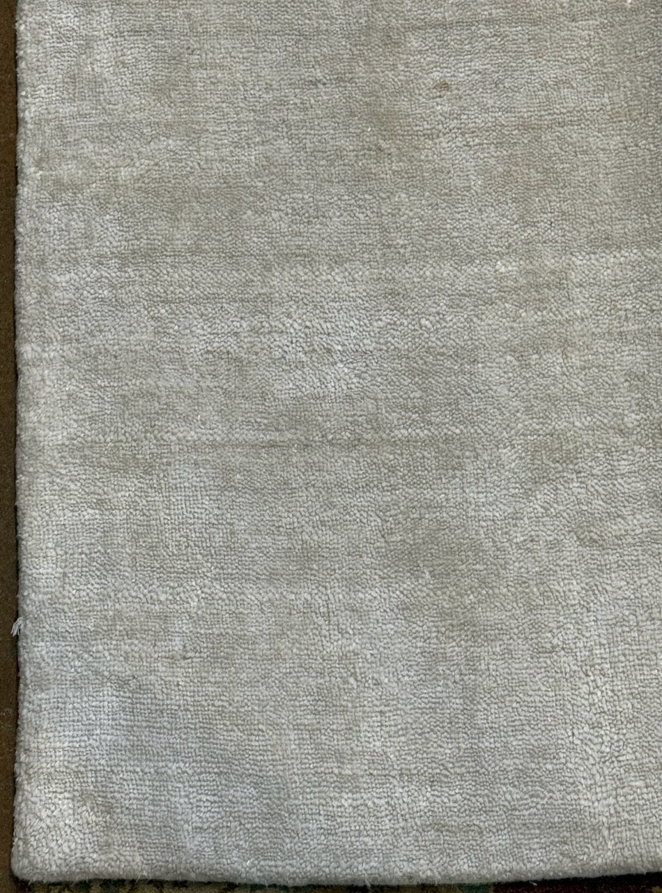 White Modern Tibetan 29340