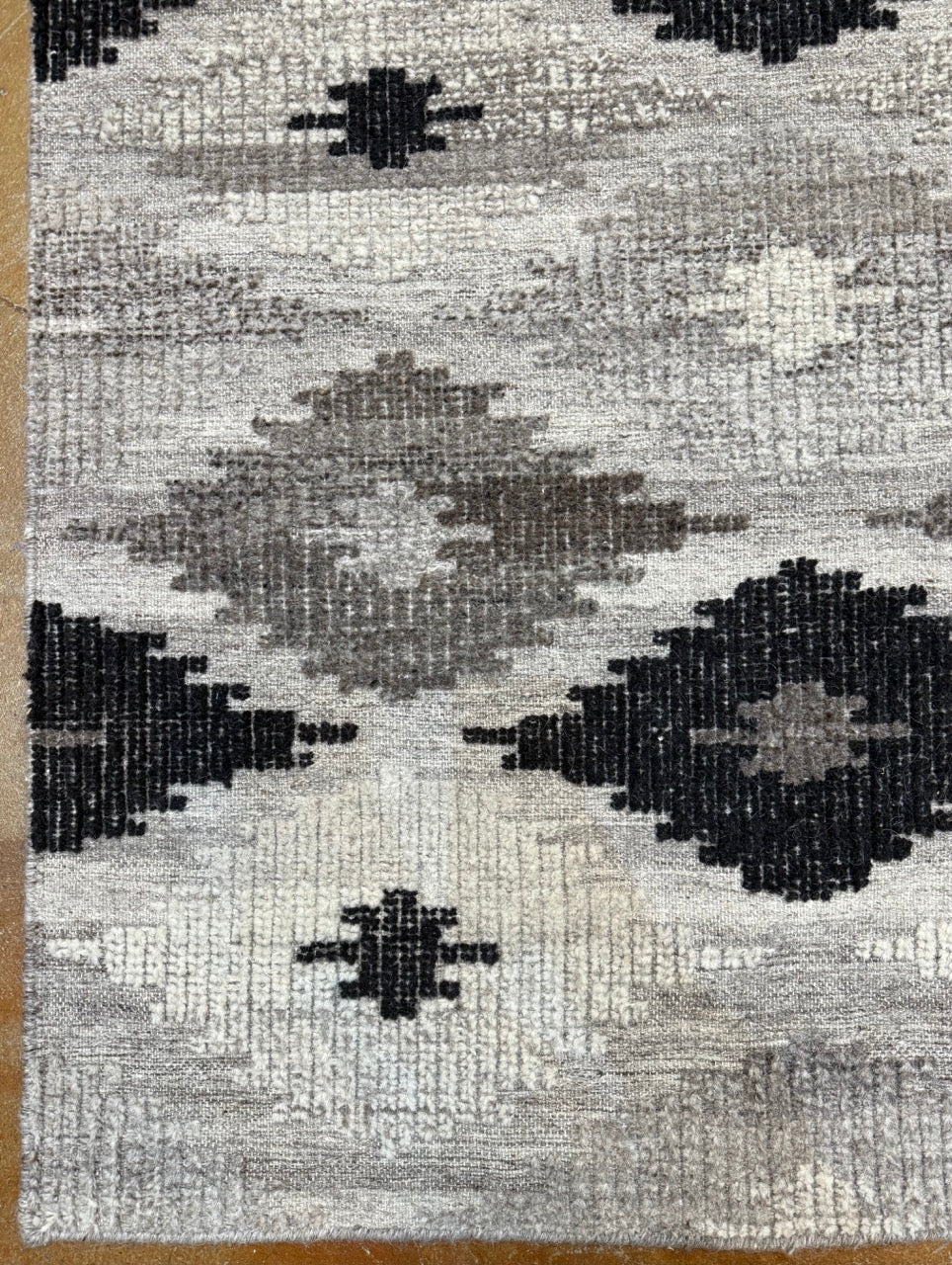 Modern Grey Charcoal Rug 33000