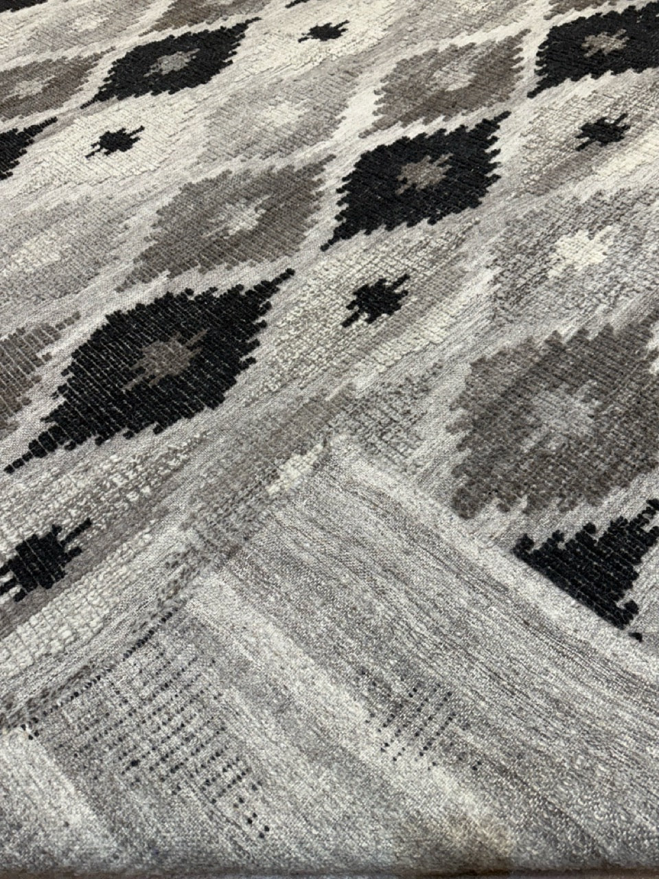 Modern Grey Charcoal Rug 33000
