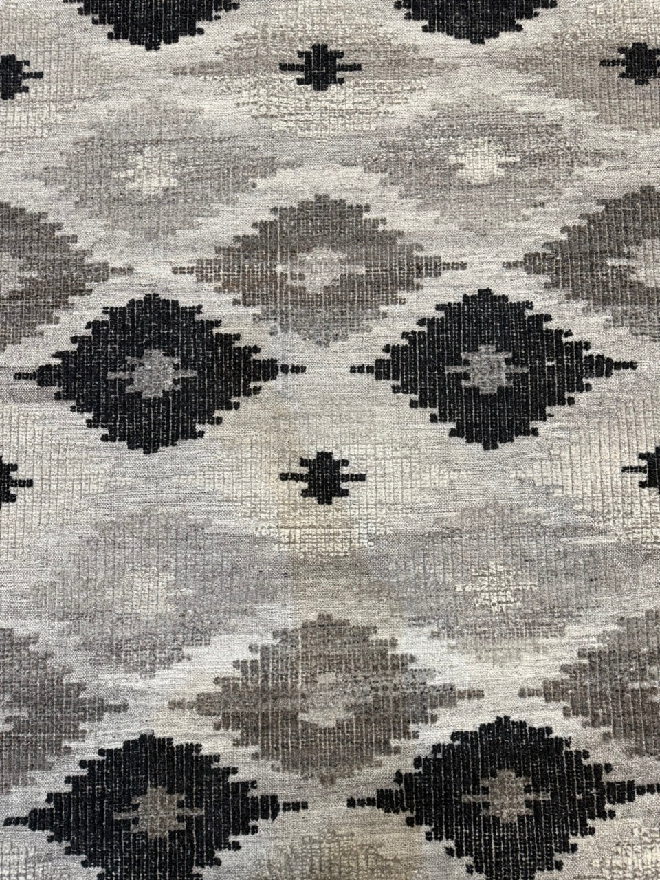 Modern Grey Charcoal Rug 33000